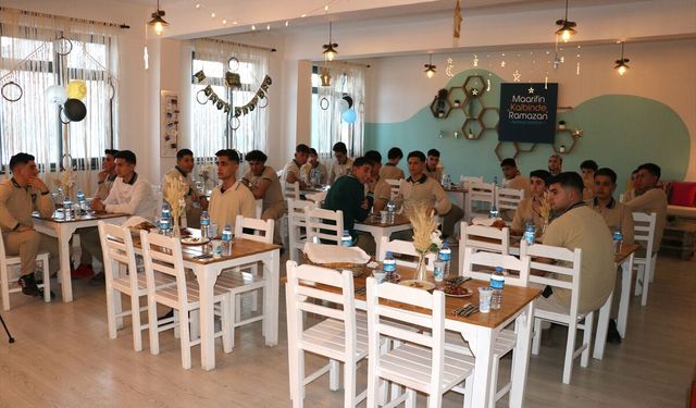 Ağrı Valisi Bozkurt, atık malzeme kullanılarak oluşturulan restoranda öğrencilerle iftar yaptı