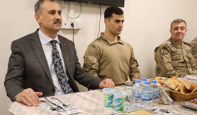 Ağrı Valisi Önder Bozkurt, Ağrı Dağı eteklerindeki üs bölgesinde komandolarla iftar yaptı: