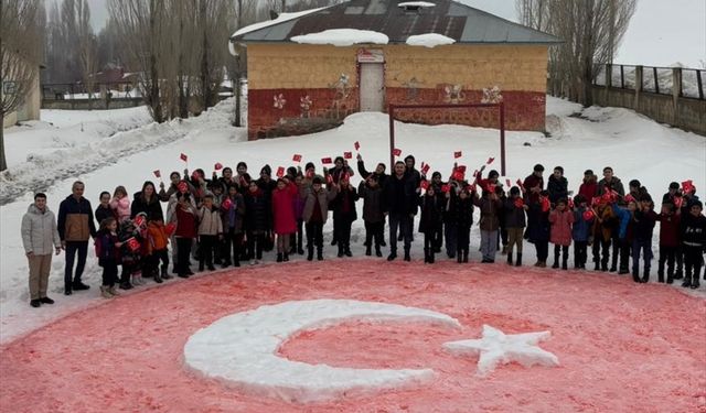 Ağrı'da öğrenciler karda Türk bayrağı yaptı