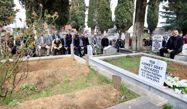 Ahmet Suat Özyazıcı, vefatının 3. yılında mezarı başında anıldı