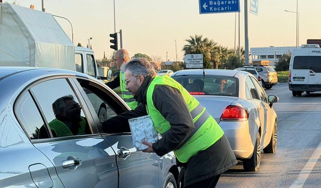 AK Parti milletvekilleri Aydın'da iftara yetişemeyenlere ikramlık dağıttı