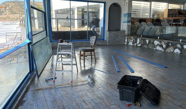 Alanya'da dev dalgaların restorana verdiği hasar kamerada