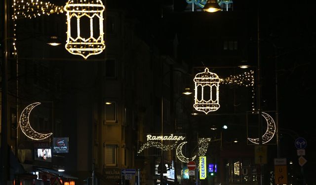 Almanya'da bazı şehirlerde ışıklarla süslenen caddeler ramazan boyunca aydınlatılacak