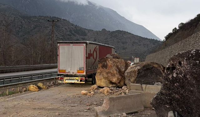 Amasya'da kara yoluna düşen kaya parçaları ulaşımın aksamasına yol açtı