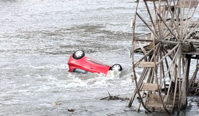 Amasya'da nehre düşen otomobildeki 2 kişi yaralandı