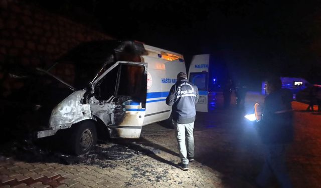 Amasya'da seyir halindeyken yangın çıkan nakil aracındaki hasta ile refakatçileri kurtarıldı