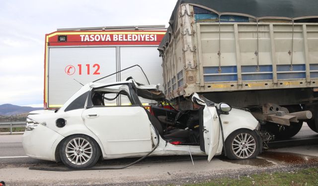 Amasya'da tıra çarpan otomobildeki 2 kişi öldü