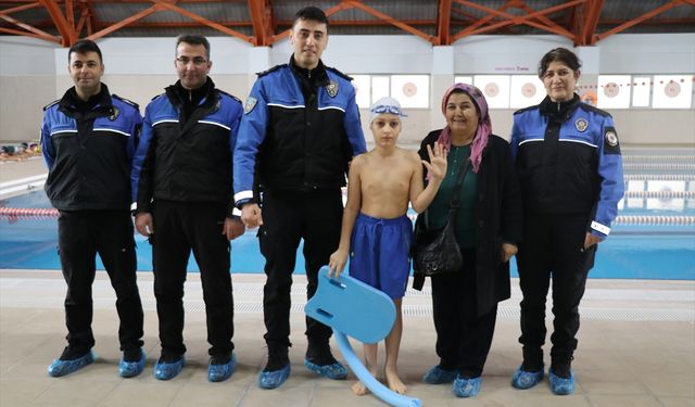 Amasya'da yüzme kursunun son gününü kaçıran Ayaz'ın isteğini polis yerine getirdi