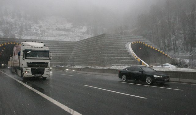 Anadolu Otoyolu ve D-100 kara yolunun Bolu Dağı geçişinde kar yağışı başladı