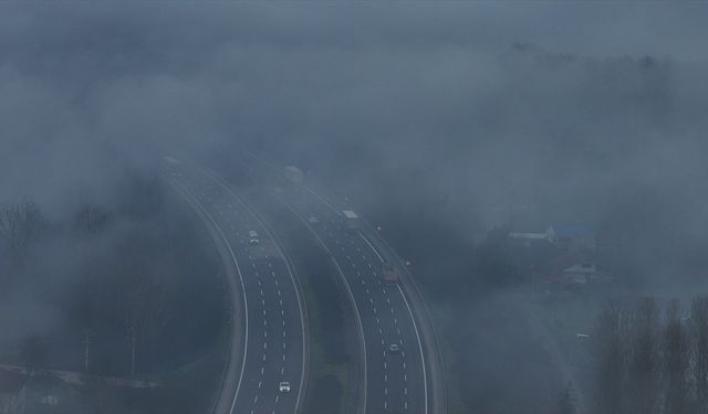 Anadolu Otoyolu'nun Düzce kesiminde sis etkili oldu