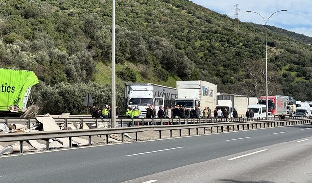 Anadolu Otoyolu'nun İstanbul yönü, Kocaeli kesimindeki kaza nedeniyle ulaşıma kapandı
