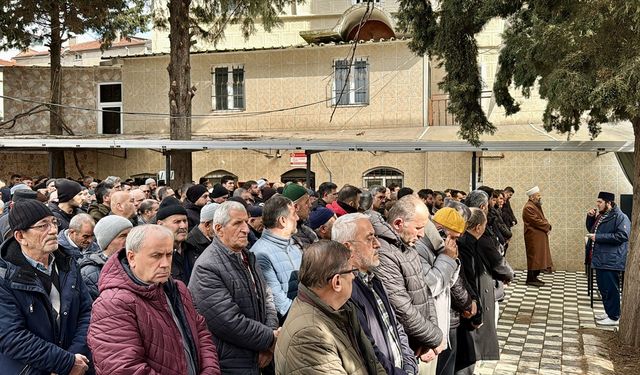 Annesi, eşi ve kızını öldürüp intihar eden kişi ile annesinin cenazesi Kocaeli'de defnedildi