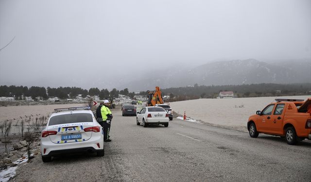 Antalya-Fethiye kara yolunda su baskını nedeniyle ulaşım kontrollü sağlanıyor