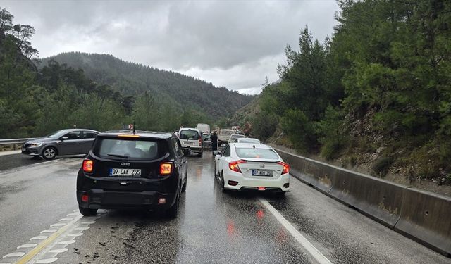 Antalya-Isparta yolunda heyelan meydana geldi