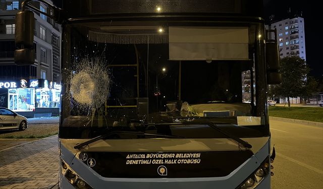 Antalya'da halk otobüsünün araç ve yayalara çarpması sonucu 5 kişi yaralandı