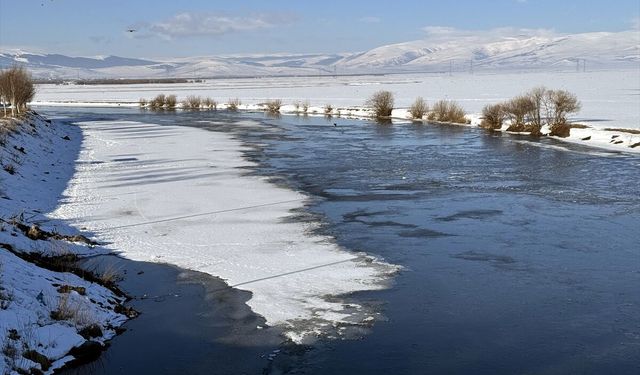 Ardahan'da Kura Nehri'nin yüzeyindeki buzlar çözülüyor