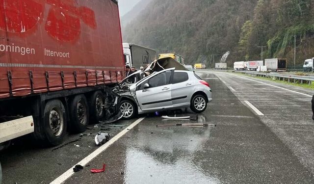 Artvin'de park halindeki tıra çarpan otomobildeki 2 kişi öldü