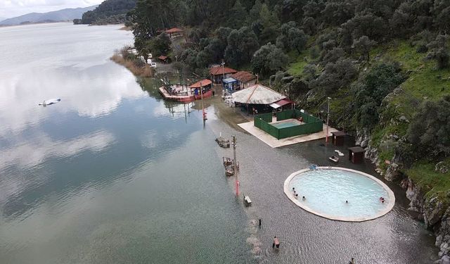 Aşırı yağışlar Köyceğiz Gölü'nü taşırdı