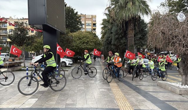 Aydın'da öğretmenler ile öğrenciler Türk bayraklarıyla bisiklet turu yaptı