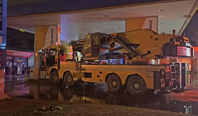 Aydın'da vincin akaryakıt pompasına çarpması sonucu hasar oluştu