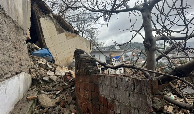 Aydın'da yağışlardan etkilenen evin bir bölümünün yıkılması kamerada