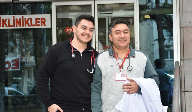 Aynı okuldan mezun olan baba-oğul, Afyonkarahisar'da aynı ilçede doktor olarak görev yapıyor