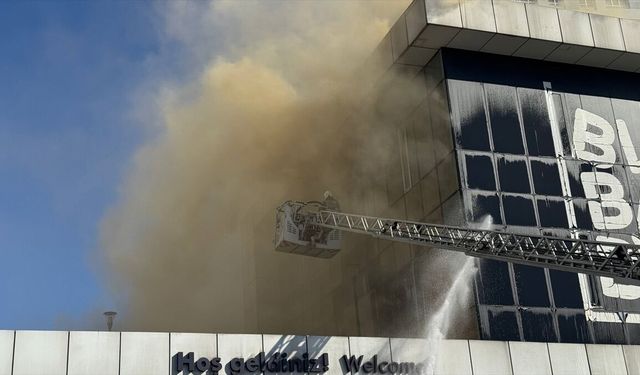 Bağcılar'da 2 katlı binada çıkan yangın söndürüldü