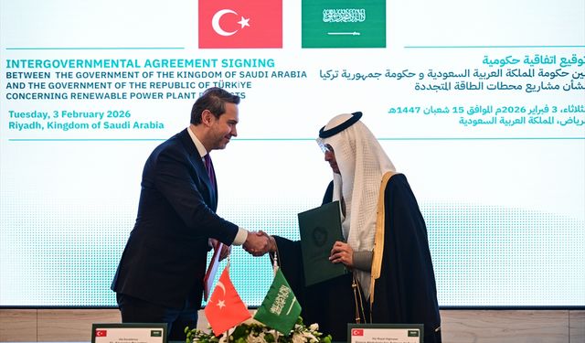 Bakan Bayraktar, Suudi Arabistan ile ilk kısmı 2 bin megavatlık güneş enerjisi projelerini içeren 2 milyar dolarlık bir enerji yatırımı anlaşmasının imzalandığını açıkladı.