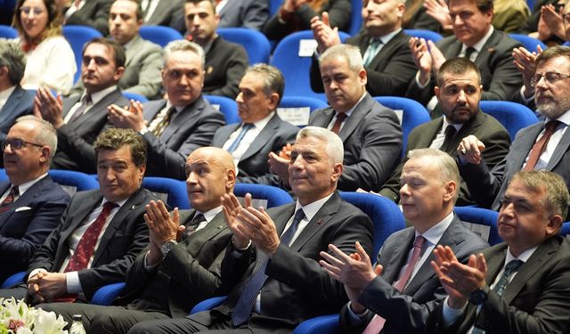 Bakan Bolat, ocakta aylık ihracatın takvim etkisiyle yüzde 3,9 azalışla 20,3 milyar dolar, yıllıklandırılmış ihracatın ise yüzde 3,7 artışla 272,5 milyar dolar olduğunu bildirdi