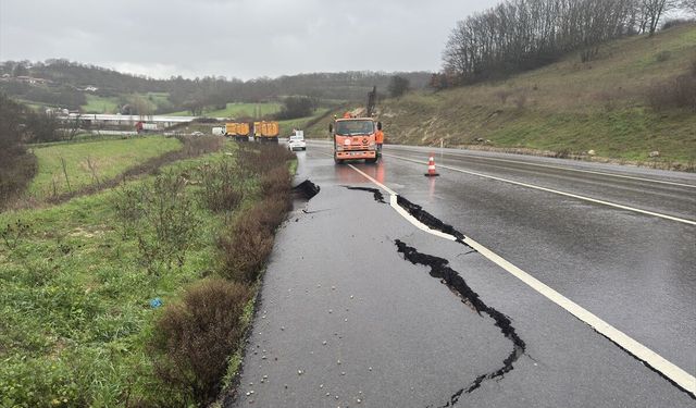 Balıkesir'de sağanak nedeniyle kara yolunda yarıklar oluştu
