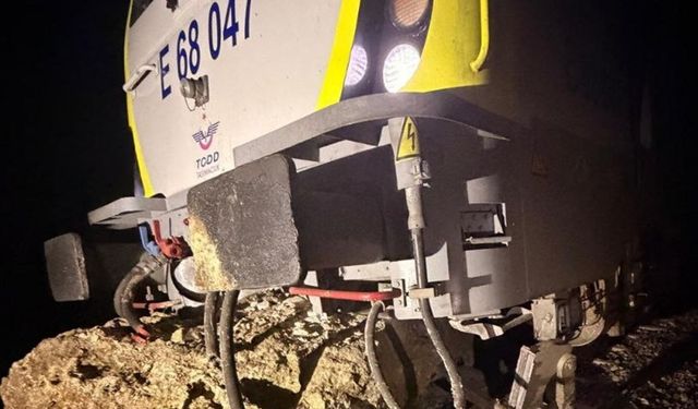 Balıkesir'de yolcu treninin lokomotifi, düşen kaya parçası nedeniyle raydan çıktı