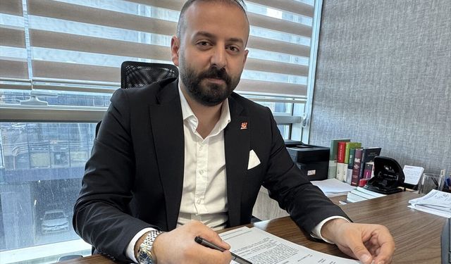 Başörtüsü nedeniyle hakarete uğradığını iddia eden akademisyen tazminat davası açtı