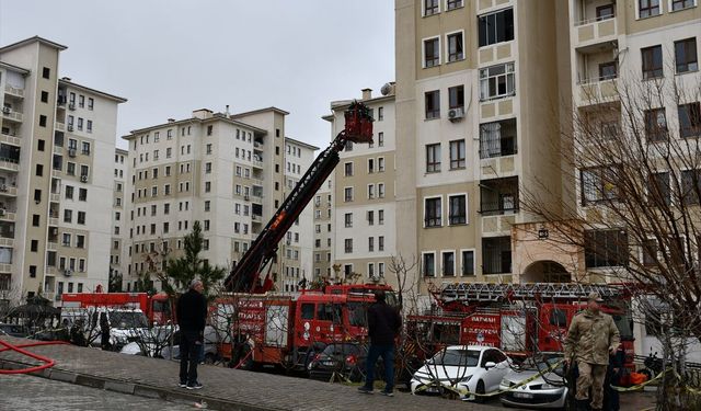 Batman'da 10 katlı binada çıkan yangında 21 kişi dumandan etkilendi