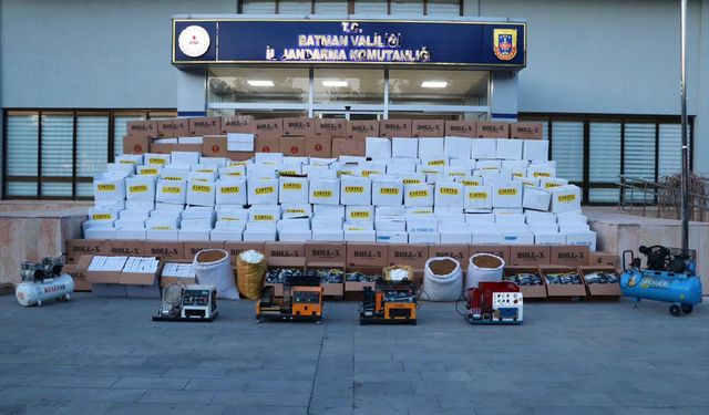 Batman'da kaçak sigara üretimi yapılan depoya düzenlenen operasyonda 2 şüpheli yakalandı