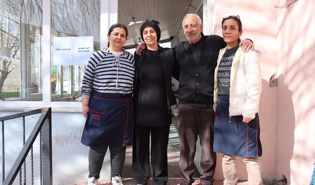 Beldede çaylar, baba mesleğini yapan kız kardeşlerin elinde demleniyor