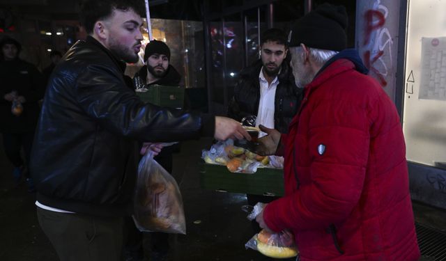 Berlin'de Uluslararası Demokratlar Birliği evsizlere çorba dağıttı