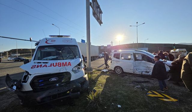 Bingöl'de ambulans ile hafif ticari aracın çarpıştığı kaza kamerada