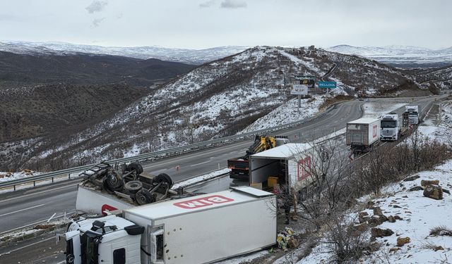 Bingöl'de devrilen tırın sürücüsü yaralandı