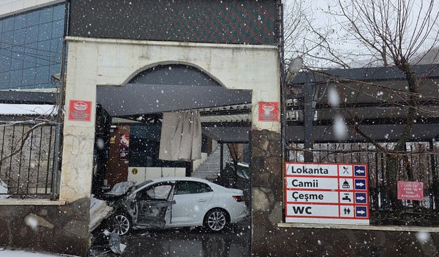 Bingöl'de kontrolden çıkarak lokantaya giren otomobildeki 5 kişi yaralandı