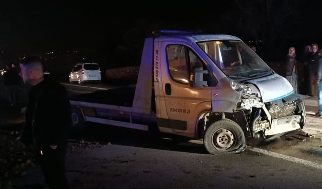 Bingöl'de otomobil ile çekicinin çarpıştığı kazada 2 kişi yaralandı