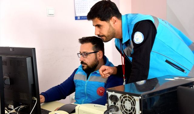 Bitlis Sağlık Müdürü Ergene ile sağlık çalışanları 101 yaşındaki hastayı evinde ziyaret etti