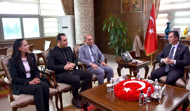 Bitlis Valisi Karakaya, kar altında tek başına İstiklal Marşı'nı okuyan öğrenciyi ağırladı