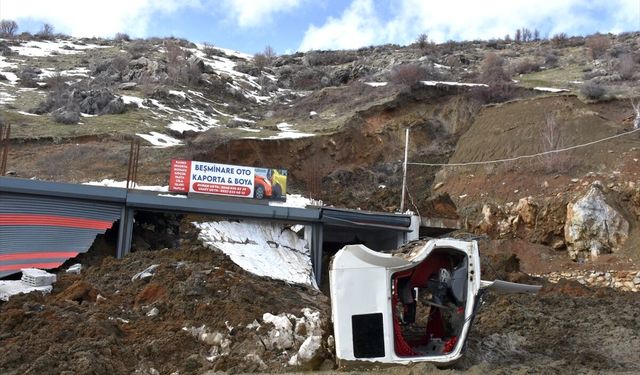 Bitlis'te toprak kayması sonucu 2 iş yeri zarar gördü