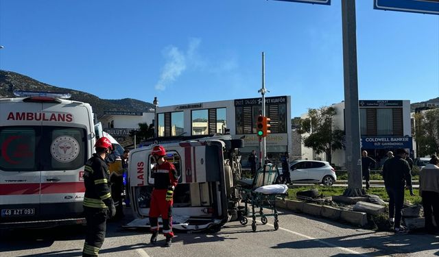 Bodrum'da hasta taşıyan ambulansın devrilmesi sonucu 4 kişi yaralandı