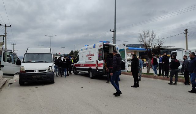 Burdur'da panelvanla çarpışan motosikletin sürücüsünün ağır yaralandığı kaza kamerada