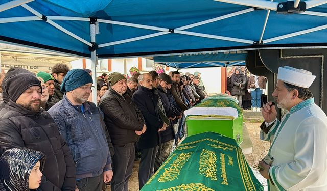 Burdur'daki trafik kazasında ölen 4 kişinin cenazesi Kocaeli'de toprağa verildi