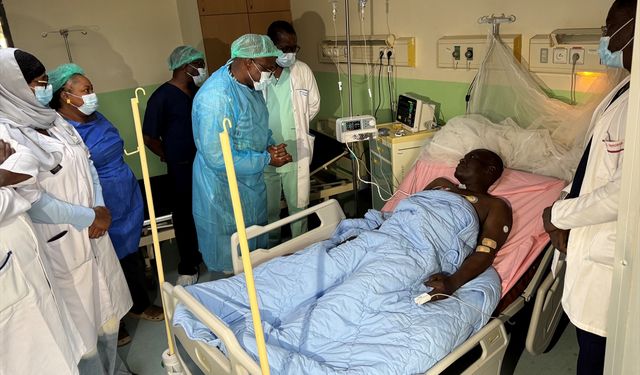 Burkina Faso Sağlık Bakanı Kargougou'dan Türk hekimlerin ameliyat ettiği hastalara ziyaret: