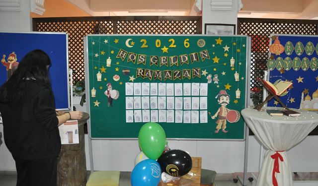 Bursa, Eskişehir, Çanakkale ve Kütahya'da öğrenciler okul ve sınıflarını ramazan için süsledi