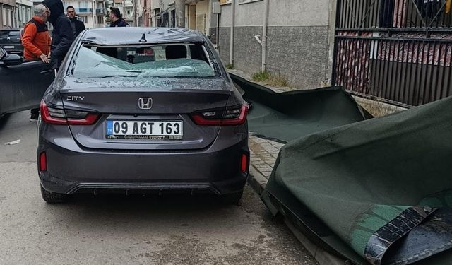 Bursa'da lodosun uçurduğu çatı parçası park halindeki araçta hasar oluşturdu