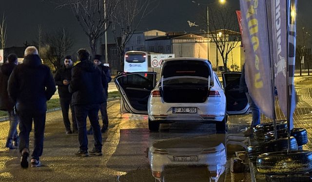 Bursa'da polisin 'dur' ihtarına uymayan araçta el bombası ve tabanca ele geçirildi